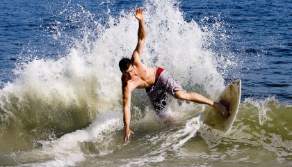 开云体育ios-全黑队的配合精妙，攻防转换迅速流畅，全黑队服