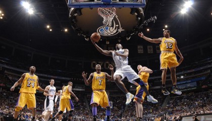 开云app官方入口-哈登突破分球助攻队友轻松得分，哈登带球突破